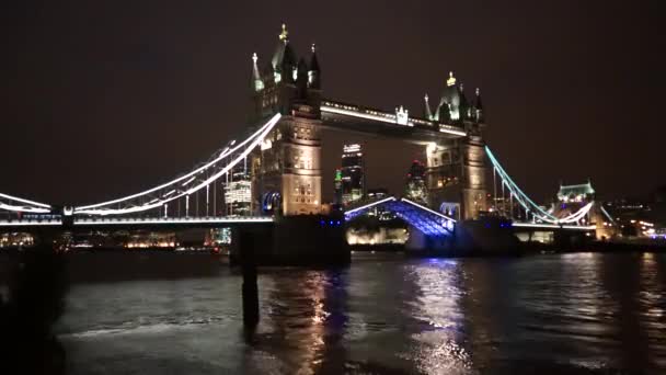 Tower Bridge Lift på natten — Stockvideo