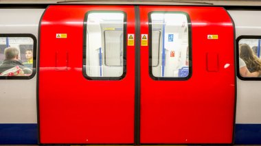 Londra metro, Metro İstasyonu'na iç görünümü