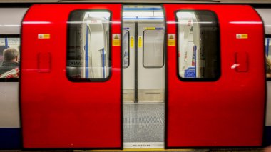 Londra metro, Metro İstasyonu'na iç görünümü
