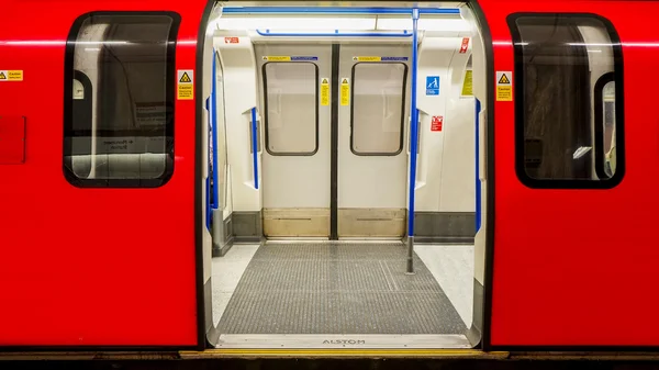 Wewnątrz widok londyńskiego metra, stacji metra — Zdjęcie stockowe