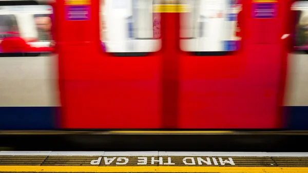 Innenansicht der Londoner U-Bahn, U-Bahnstation — Stockfoto