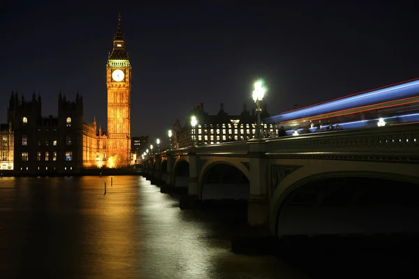 Μπιγκ Μπεν δει από τη γέφυρα Westminster τη νύχτα — Φωτογραφία Αρχείου