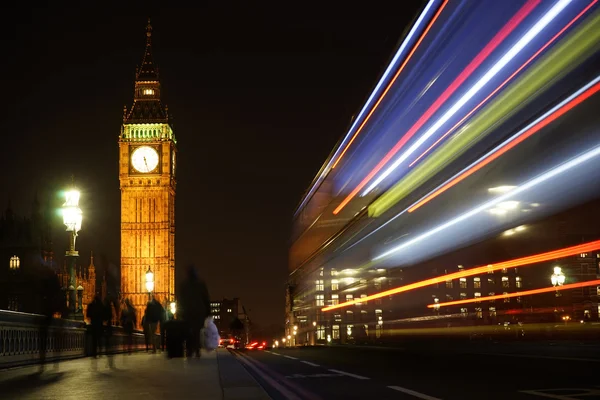 Big Ben widziany z Mostu Westminsterskiego w nocy — Zdjęcie stockowe