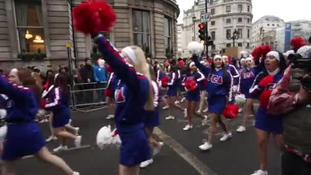 2015, Parade zum Neujahrstag, London — Stockvideo