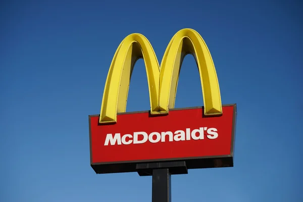 McDonalds logosu mavi gökyüzü arka plan üzerinde 