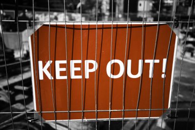 uyarı işareti inşaat sahasında