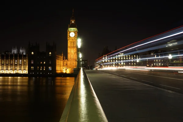 Big Ben widziany z Mostu Westminsterskiego w nocy — Zdjęcie stockowe