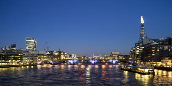 Skyline Londra, includono Blackfriars Bridge, The Shard . — Foto Stock