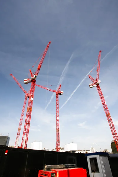 Gruas múltiplas no estaleiro de construção — Fotografia de Stock