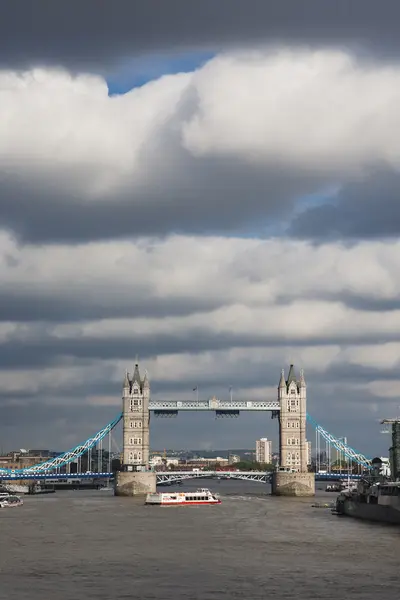 Tower Bridge in the cloudy day — Stock Photo, Image