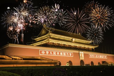 Gece görünümü Tiananmen üzerinde havai fişek