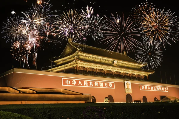 Gece görünümü Tiananmen üzerinde havai fişek