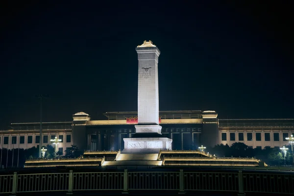 Monumento a los héroes del pueblo — Foto de Stock