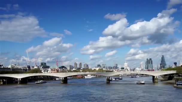 London látképére, közé tartozik a Waterloo-híd — Stock videók