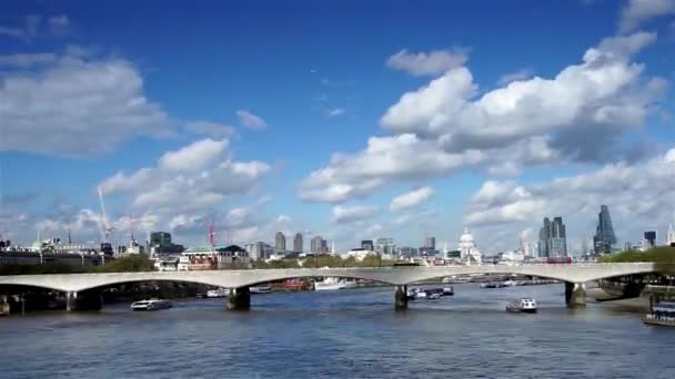 London látképére, közé tartozik a Waterloo-híd