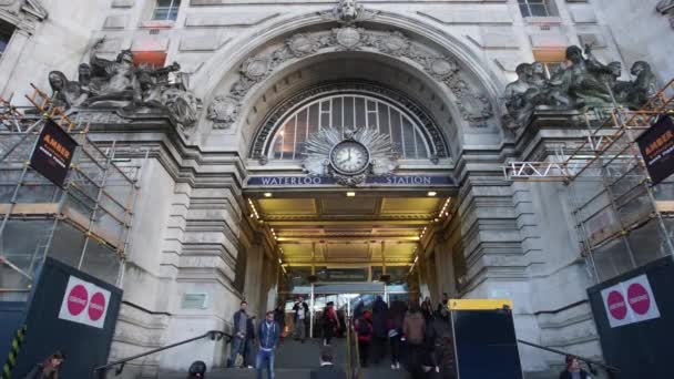 Outside view of Waterloo Station — Stock Video