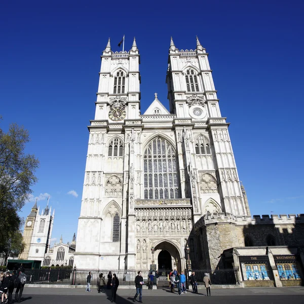 La Abadía de Westminster incluye la Puerta Oeste y torres — Foto de Stock