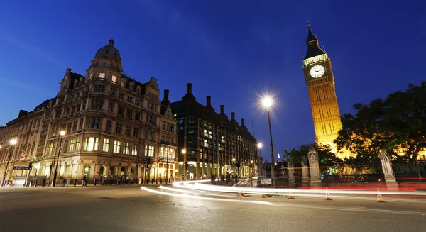 Vista nocturna de la Plaza del Parlamento de Londres, Big Ben Presente — Foto de Stock