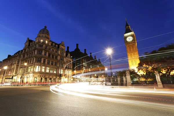 Vista nocturna de la Plaza del Parlamento de Londres, Big Ben Presente — Foto de Stock