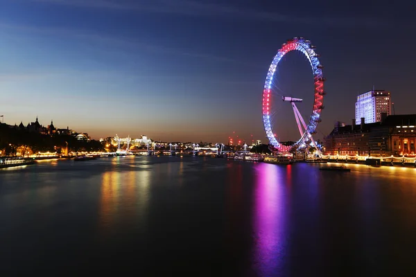 Nachtansicht der Londoner Skyline, Londoner Auge vorhanden — Stockfoto