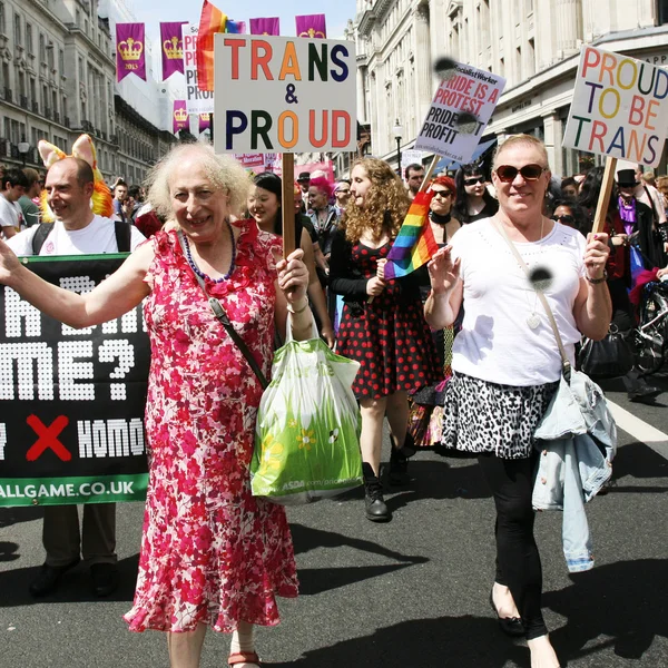 La gente participa en el Orgullo Gay de Londres — Foto de Stock