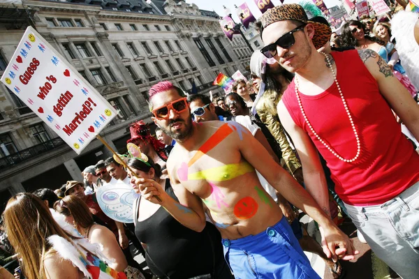 People take part in London's Gay Pride — Stock Photo, Image