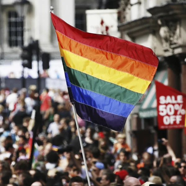 Drapeau arc-en-ciel dans la Gay Pride de Londres — Photo