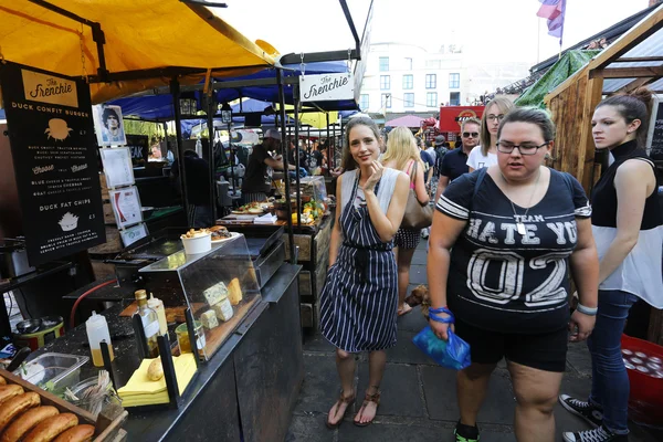 Mercado de Camden en Londres, alimentos callejeros — Foto de Stock