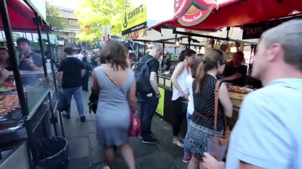 Mercado de Camden en Londres, alimentos callejeros — Vídeos de Stock