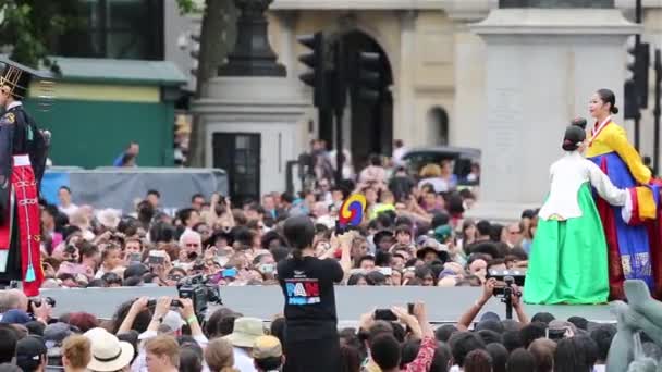 2015 伦敦韩国人的节日，特拉法加广场 — 图库视频影像