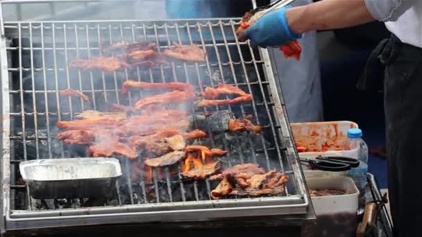 Barbacoa de verano Asar cerdo — Vídeos de Stock