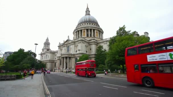 Routemaster bus langs St Paul's Cathedral — Stockvideo