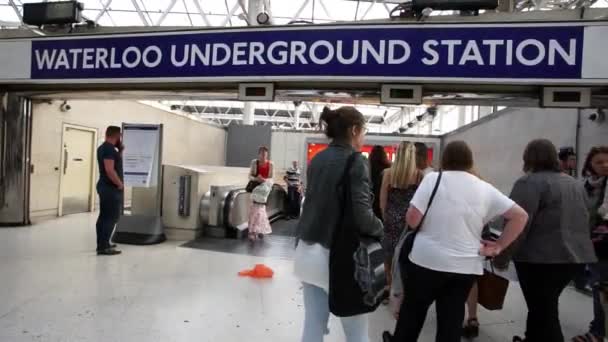 Vnitřní pohled na nádraží Waterloo — Stock video
