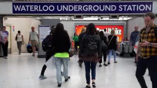 Vy innifrån av Waterloo Station — Stockvideo