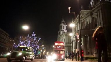 Routemaster Otobüs St Paul Katedrali geçen