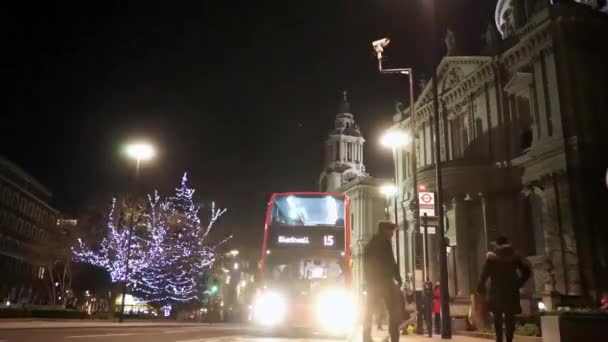 セントポール大聖堂を通過するロンドンの公共バス、ルートマスターバスを含む — ストック動画