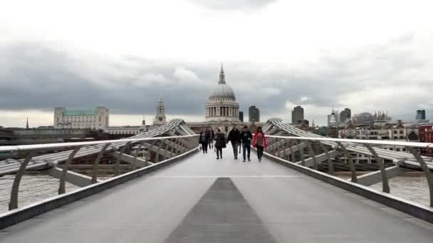 St Paul de kathedraal, gezien vanaf Tate Modern — Stockvideo
