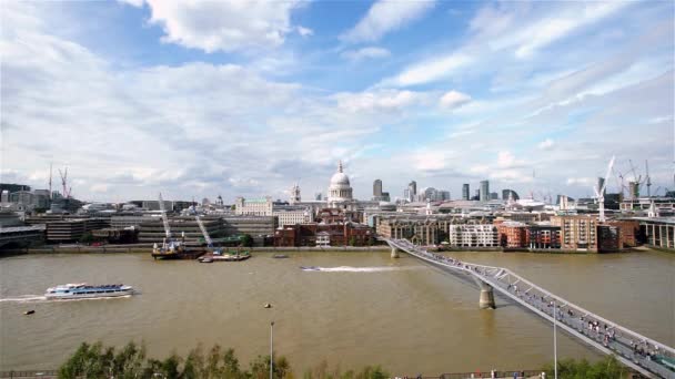 London Skyline, include St Paul 's Cathedral, Millennium Bridge — стоковое видео