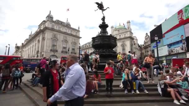 Piccadilly Circus, Londen's belangrijkste attractie — Stockvideo