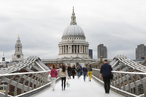 Millennium bridge, St Paul 's Cathedral, Лондон — стоковое фото