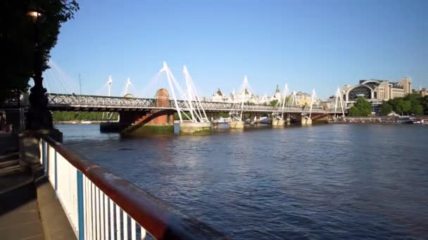 Általános áttekintés a Hungerford Bridge, London — Stock videók