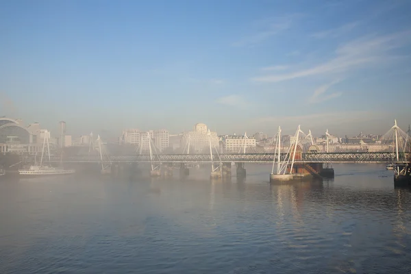 Niebla pesada golpea Londres —  Fotos de Stock