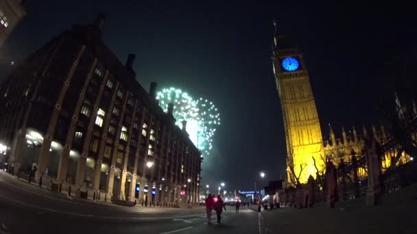 2015, Fogos de artifício sobre Big Ben à meia-noite — Vídeo de Stock