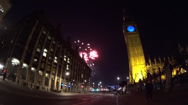 到 2015 年，在午夜的大笨钟上空的烟花 — 图库视频影像