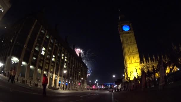 到 2015 年，在午夜的大笨钟上空的烟花 — 图库视频影像