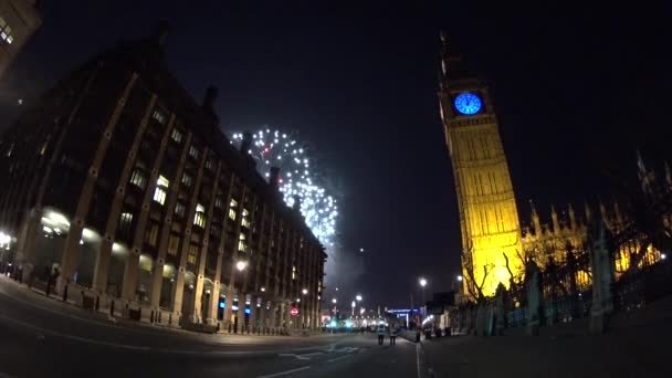 到 2015 年，在午夜的大笨钟上空的烟花 — 图库视频影像