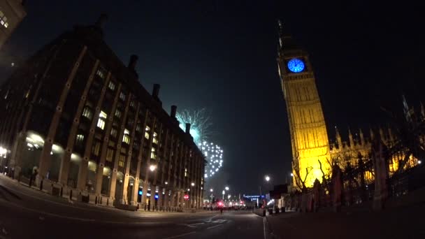 2015, Big Ben gece yarısı üzerinde havai fişek — Stok video