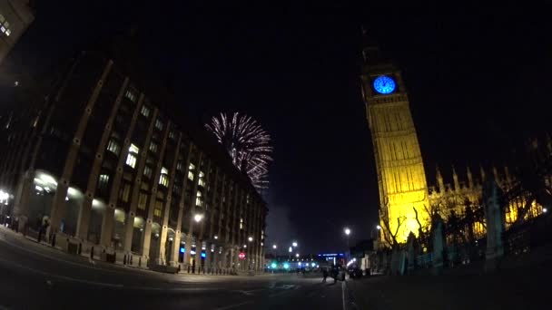 2015, Big Ben gece yarısı üzerinde havai fişek — Stok video