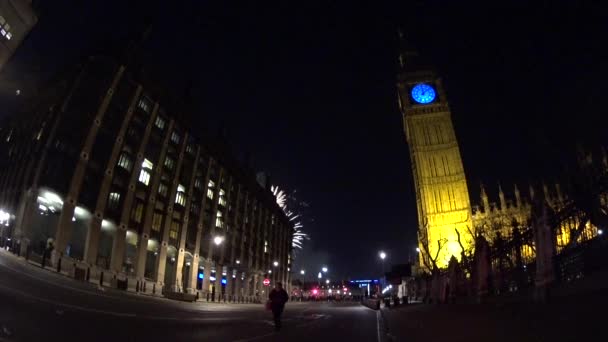 到 2015 年，在午夜的大笨钟上空的烟花 — 图库视频影像
