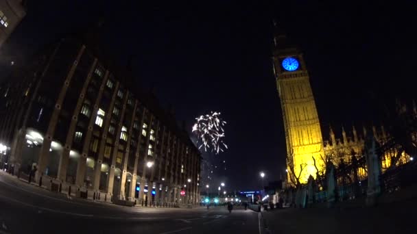 到 2015 年，在午夜的大笨钟上空的烟花 — 图库视频影像